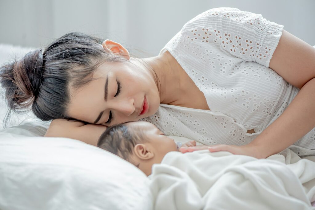 Mother and baby safely co-sleeping